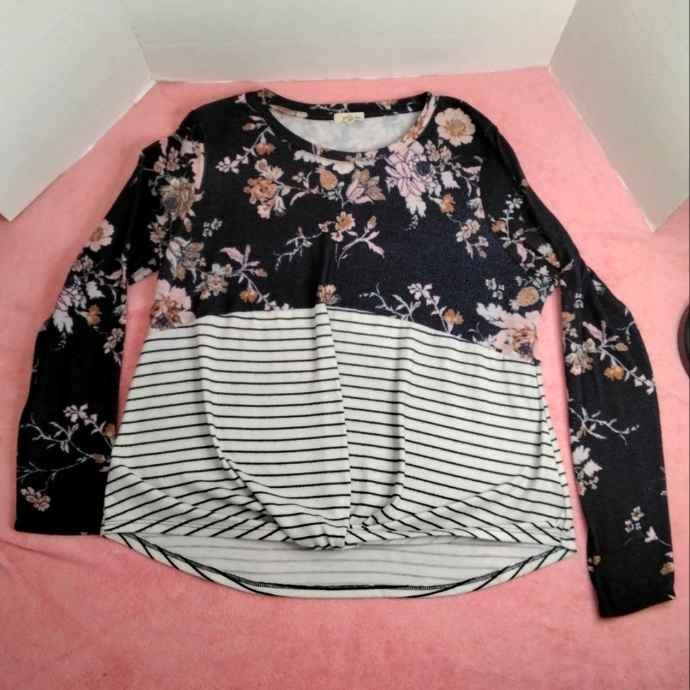 Eyeshadow XL Navy blue long sleeve floral top with stripes hi-low cut